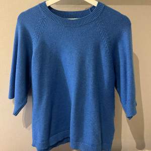 Blå trekvartsärmad stickad tröja Använd fåtal gånger Superfin färg  