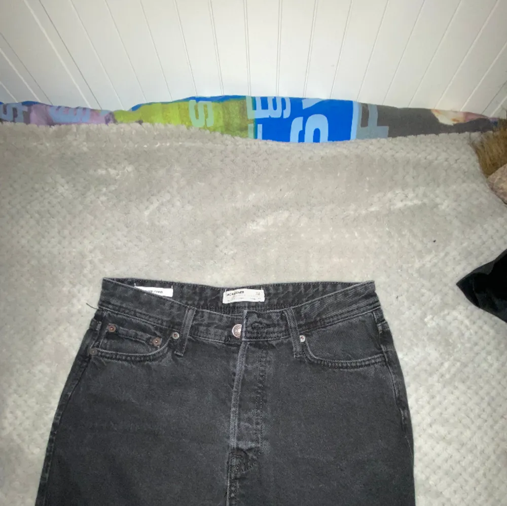 Hej. Säljer mina Jack and Jones jeans, använda fåtal gånger och är i mycket bra skick. Storlek 28/32, bara att höra av sig om fler bilder osv! . Jeans & Byxor.