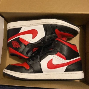 Jordan 1 Red - Fläckfria jordans med noll skador, lätta bucklor men annars helt utan creases