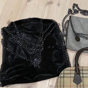 Svart väska  - Jätte fin svart väska!🫶🏻🫶🏻