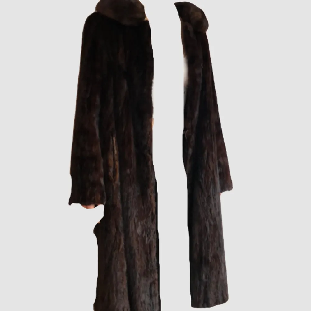 Fur coat, unsure of what fur it is The size is medium. Jackor.