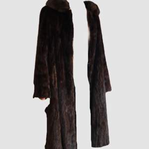 Fur coat, unsure of what fur it is The size is medium