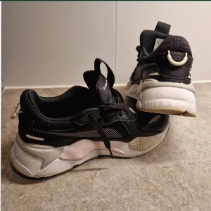 Puma rsx rs x 3 running flex Rihanna sneakers chunky platform - SÅ snygga, size 37, 23 cm, en riktig IT-sko, passar till ALLT.   Använda 1-3 tillfällen max på asfalt i torr väderlek.  Utvändigt ser de nya ut, inuti lätt slitage. 