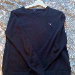 Gant tröja - Säljer denna snygga gant tröjan då den blivit för liten. Skriv för fler bilder. Barnstolek på den så den passar för 170 cm, 15 åringar men XS-S💗