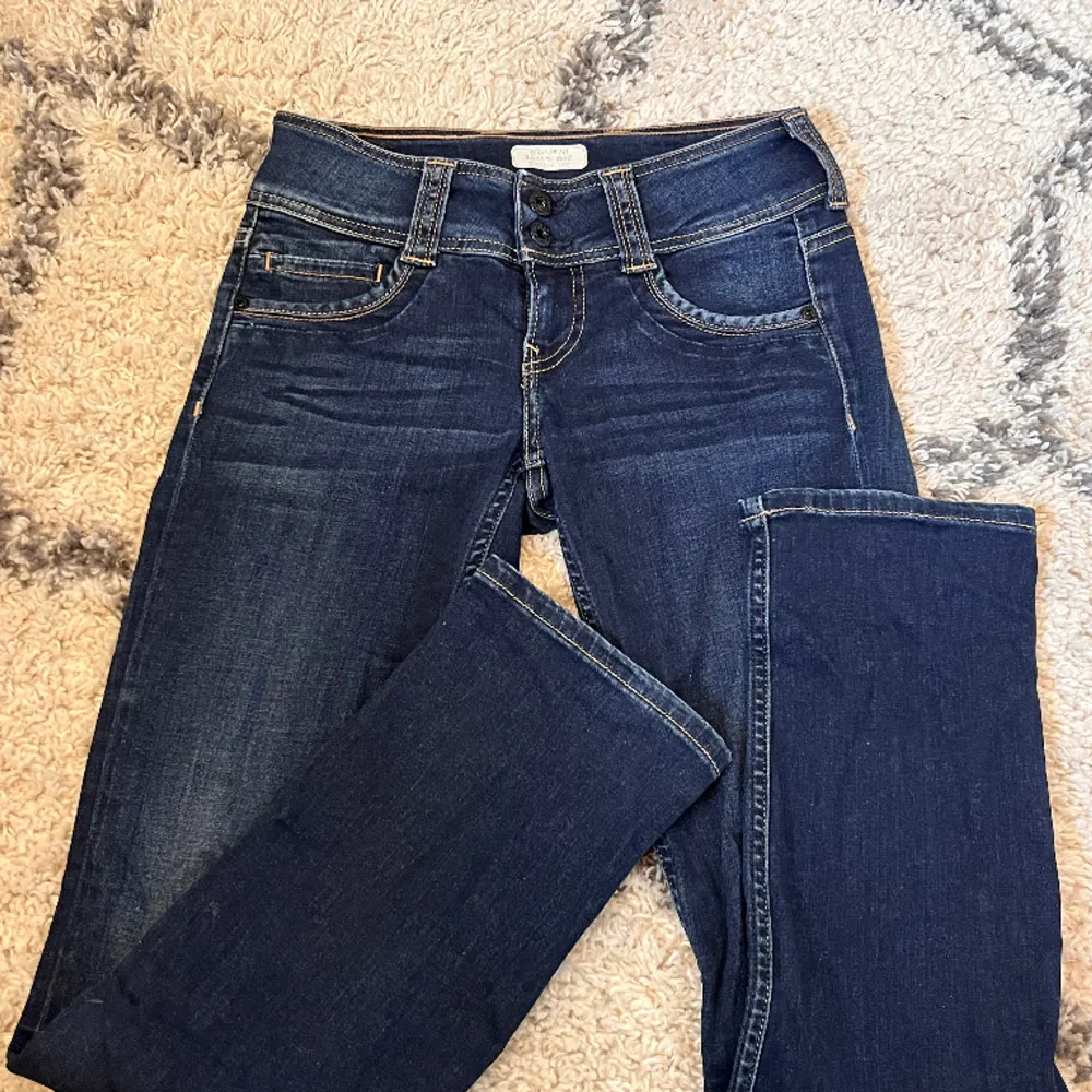 Svinsnygga mörkblåa Jeans. Köpta på plick men aldrig använda av mig då de tyvärr inte passade💗 Inga defekter Storlek W24 L30, Står Regular Fit, Regular Waist i dem❤️. Jeans & Byxor.