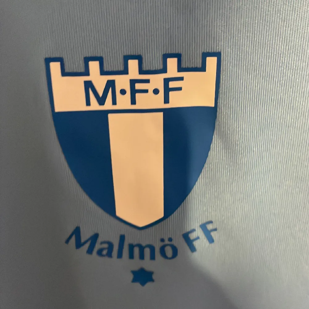 Jag väljer nu att sälja min Malmö träning tröja. Bra skick använd ett par gånger . T-shirts.