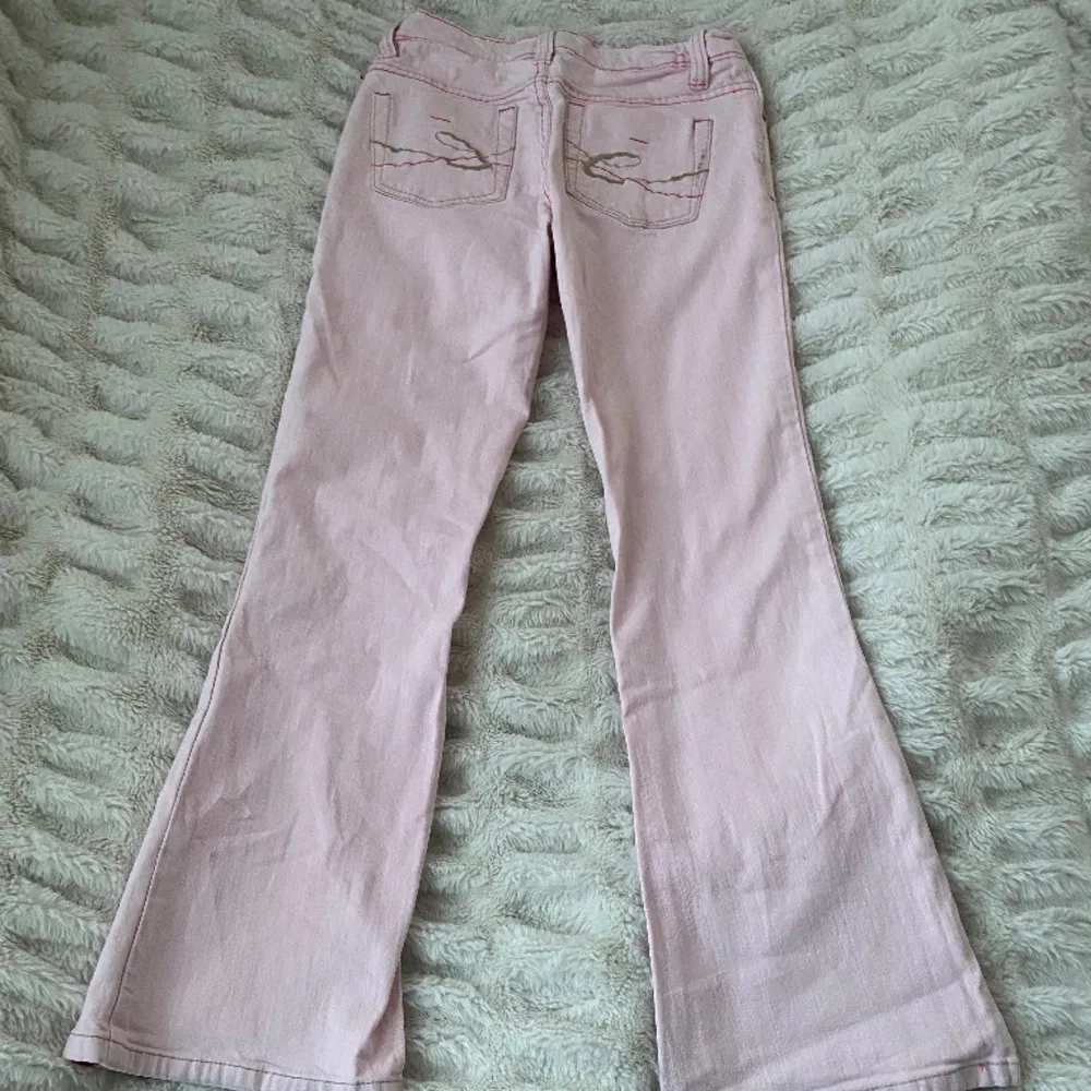 supersnygga och trendiga lågmidjade rosa jeans!! säljer då de tyvärr inte passar mig i storleken, därför har jag inte bild med de på tyvärr❤️betalning sker via köp-nu! bud ligger på 500kr nu, köp direkt för 550kr❤️. Jeans & Byxor.