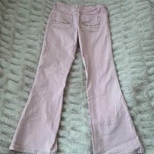 supersnygga och trendiga lågmidjade rosa jeans!! säljer då de tyvärr inte passar mig i storleken, därför har jag inte bild med de på tyvärr❤️betalning sker via köp-nu! bud ligger på 500kr nu, köp direkt för 550kr❤️
