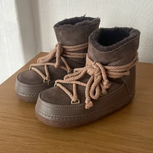 Inuikii Snow Boots - Skorna är köpta 2021, men bara använts ca. 5 gånger så de är i väldigt bra skick.  Fluffet är fortfarande väldigt intakt och fint på insidan. Jättesköna och varma nu när det är så kallt. Köptes för 3000kr, säljer för 1500kr pga så bra skick.