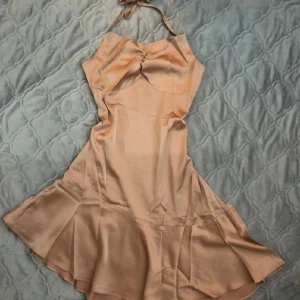 Klänning  - Klänning är i ny skick 