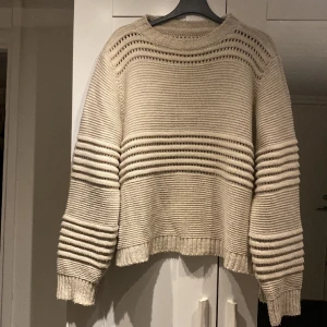 Stickad tröja  - En stickad tröja från missäy som är använd fåtal gånger. One size men skulle säga S-M. Den är superfin och skönt material men kommer inte till användning. 
