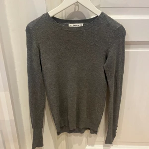 zara tröja  - säljer denna fina grå tröjan från zara med knappar och slitt i armarna 💓