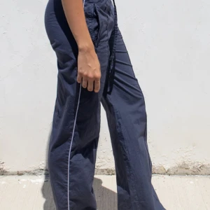 Gråa trackpants - Gråa tackpants från Subdued, supersnygga men säljer för att de inte passar längre! Storlek M men passar XS-S, innerbenslängd är 80cm. Skriv om frågor☺️