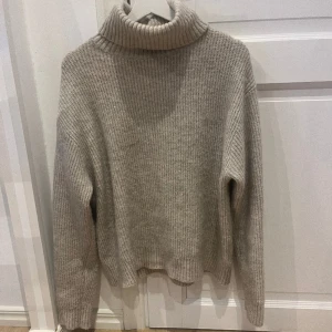 stickad tröja  - säljer denna jätte fina beiga stickade tröjan från H&M 💘