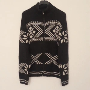 knitted with zipper - En varm stickad tröja men trevligt mönster.  Nice oversize fit