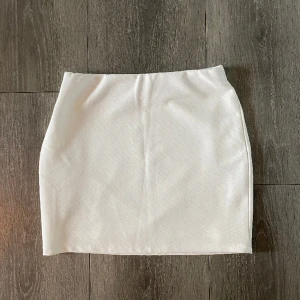 Vit kjol - Vit kjol från zara, nyskick!