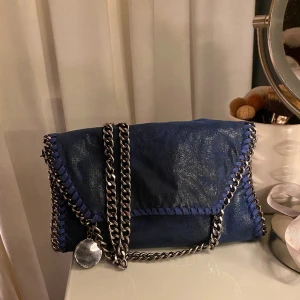 Stella Mccartney inspirerad väska  - Stella Mccartney inspirerad axelremsväska! Superfin och i fint skick! 🩵💙