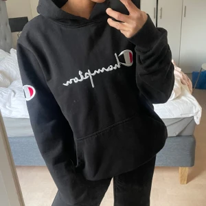 Champion hoodie - Fint skick, sömmen på texten har lossnat se andra bilden. Inte äkta champion