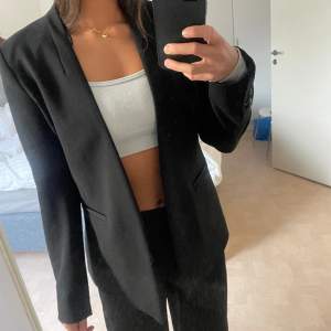 Oversize blazer från zara i fint skick! Säljer då den aldrig kommer till användning 