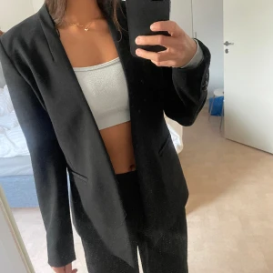 Blazer - Oversize blazer från zara i fint skick! Säljer då den aldrig kommer till användning 
