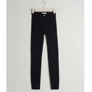 svarta skinnyjeans - svarta högmidjade skinnyjeans från gina tricot❣️nypris 359 kr