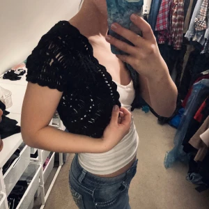 Stickad liten kofta - En svart stickad liten kofta. Jätte skick. Kontakta för fler bilder