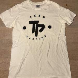 Team Platina t-shirt i storlek M. Använd en gång! 