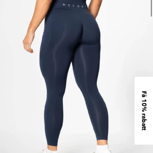 Relode Prime Seamless Tights Scrunch - Heeeej! Säljer mina tights från relode som är helt oanvända och endast testade en gång. Fick de i julklapp men känner att jag vill köpa en annan färg men har inte kvar kvittot så därför väljer jag att sälja vidare. Skriv gärna frågor o frakt ingår🩷🩷🩷