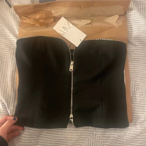 Topp - As snygg topp från zara, helt ny med prislapp på endast testad. Storlek M men sitter som S skulle jag säga💗Köptes för 149 kronor