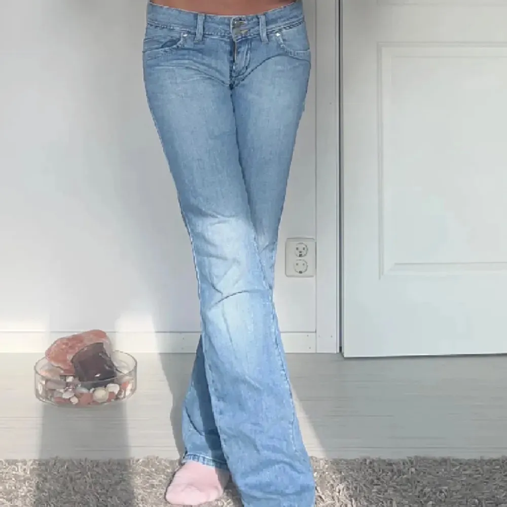 Ljusblå low waist Jean med ett pyttelitet hål på baksidan ( kom privat för fler bilder )🙌 . Jeans & Byxor.