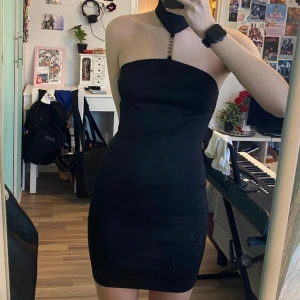Svart klänning - Snygg elegant klänning, mycket bra skick, storlek XS, från NLY ONE