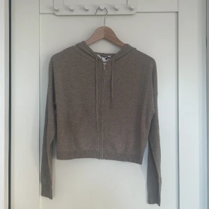 CHANGE kofta - Brun/beige kofta från CHANGE🤍 Aldrig använd, prislappen sitter kvar!