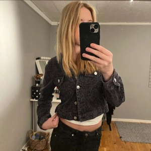 Jeansjacka - Heeej! Jag säljer min svarta leopard jeansjacka från Bikbok eftersom att jag inte använder den längre och den är i gott skick. Den har stolek 34 och jag är 174 cm lång. Säljer den för 100 kr och köpare står för frakt. Skriv privat för fler bilder!❤️