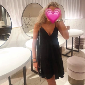 Svart klänning  -  Säljer nu min svarta sommarklänning då den inte kommer till användning. stl S (lånad bild) 🖤