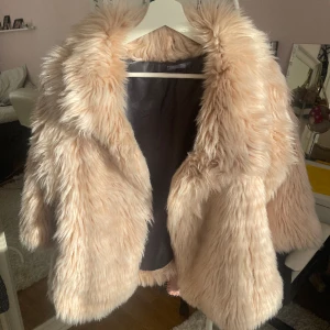 Fuskpäls jacka - Säljer denna super fina beige/rosa fuskpäls jackan med 3/4 ärm! Står storlek 42 i jackan men den är VÄLDIGT liten i storlek så skulle säga att den passar mer som 38💘