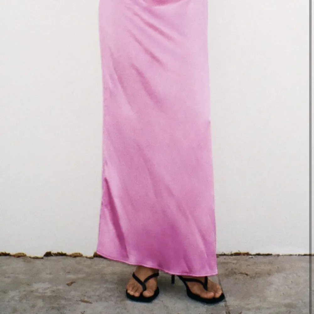 Jättefin rosa bandeau klänning i glansigt tyg. Färgen skiftar lite i olika ljus💕🎀🌸Klänningen sitter som på bilderna för mig som är 163 cm. Aldrig använd🤍 Skriv för fler bilder o mått🪩. Klänningar.