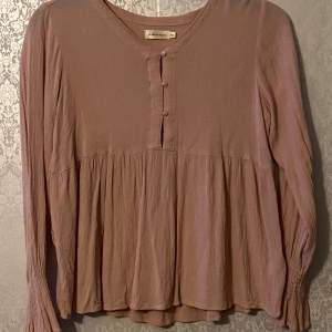 A pink vintage blouse pre loved and use excellent! In a size XS, but can fit a size S since it’s very stretchy. It looks like new and has no noticeable flaws   