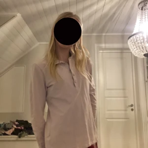 Rosa/beige tröja med knappar upptill, samt krage🤗 - En rosa/beige långärmad med knappar/krage upptill. Bra skick, inte trasig osv:)