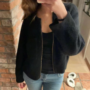 Kofta  - Koftan är ifrån & Other Stories och går inte längre att köpa. Är i st M men passar mer S.  Skriv för fler bilder!