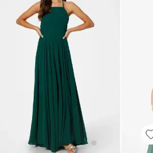 Colur: Dark green  Samma klänning som på bilden. Har bara provat den, aldrig använd. Behöver strykas något innan användning. 