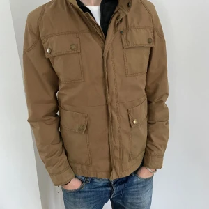 Field Jacka Tiger of Sweden  - Säljer detta fina plagg tyvärr En field/safari jacka från Tiger of Sweden Jackan är i bra skick och i storlek M!!😋