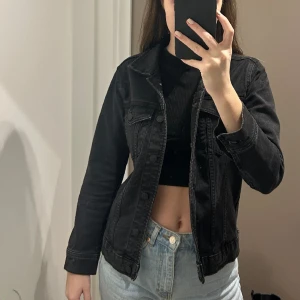 Svart jeansjacka - En svart jeansjacka från Gina tricot! Endast använd ett fåtal gånger 