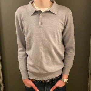 Kashmirmix Tröja - Säljer nu denna asfeta tröjan i ett perfekt skick (har aldrig vart använd)! Tröjan är i kashmir och merinoull! Storleken är M och sitter bra som det. Nypris ligger på 750kr, säljer nu för endast 349! Hör av dig vid minsta lilla fundering 😊