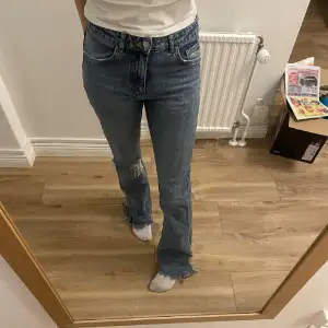 Jätte fina jeans ifrån Gina tricot med hål på ena knäet, jag är 172 och dem passar/är lite lite långa på mig💞dem är mid