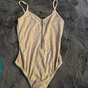 prettylittlething topp - Söt body till sommaren från prettylittlething den är oanvänd i storlek 34