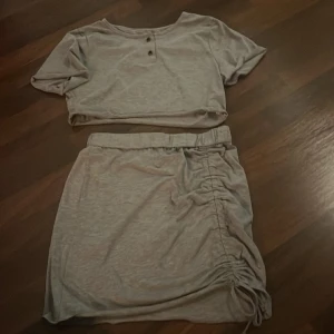 Sommar sett  - Säljer ett jätte gulligt sommar sett! Med en cropad tröja och en kjol som har en fin detalj på sidan! Jätte najs att typ ha på stranden eller bara på en varm sommardag! Om man vill köpa tröjan och kjolen kostar de 80kr och 50 kr styck!