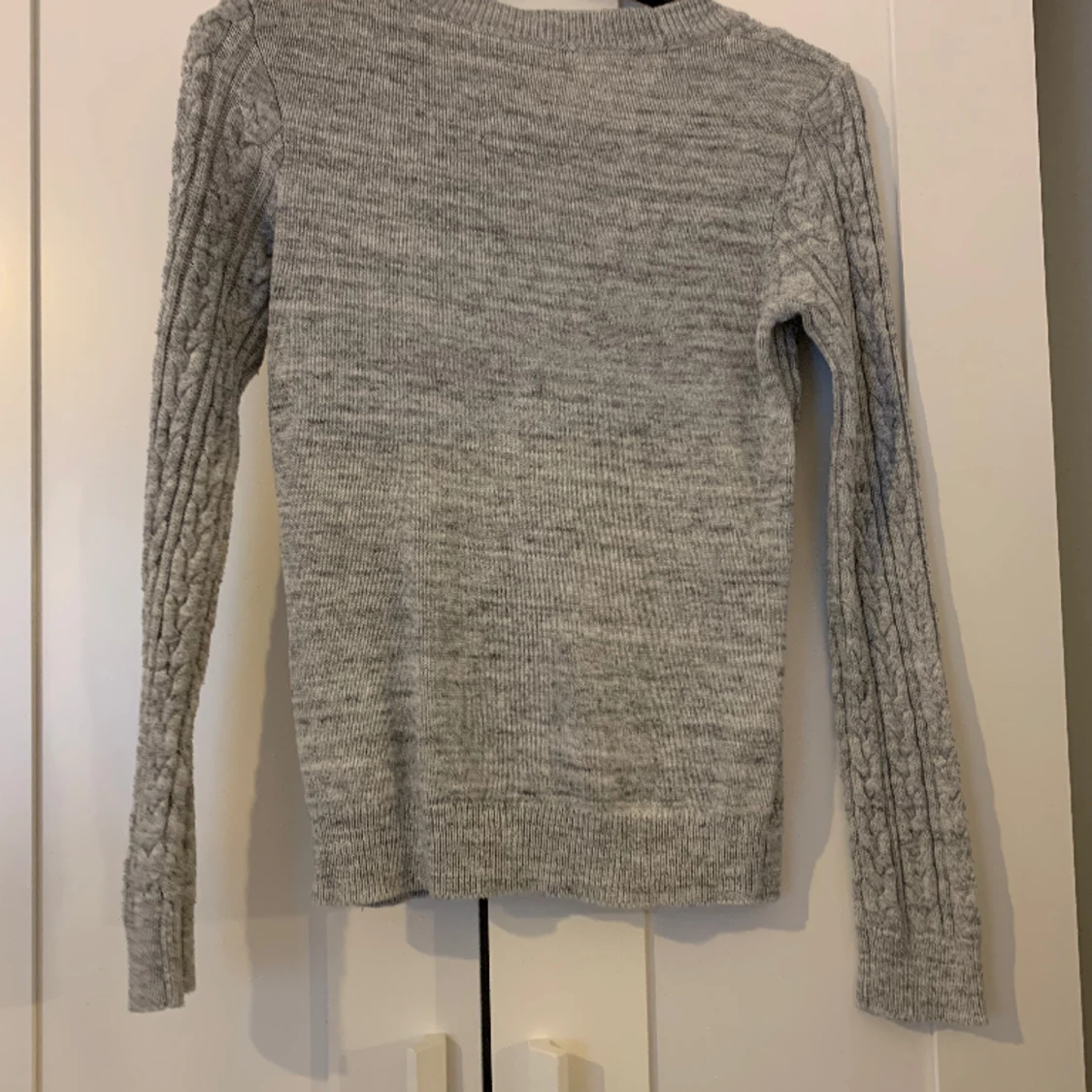 Ljusgrå, stickad tröja från H&M - 90