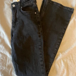 Jeans - Jeans från gina i storlek 34, använda ca 2-3 ggr så de är i nyskick