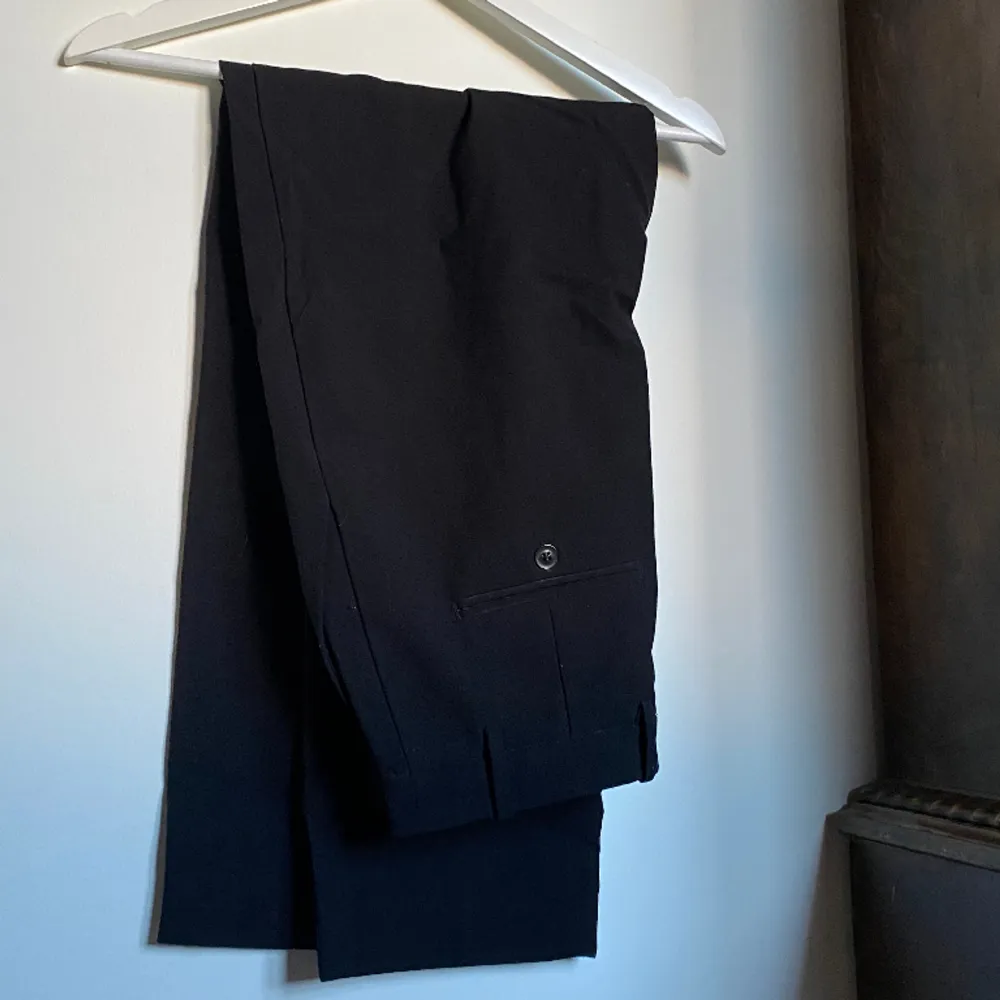 Svarta kostymbyxor från Lindex. Raka ben. Har inte kommit till användning på länge, därför säljer jag. Använd gärna köp nu☺️. Jeans & Byxor.