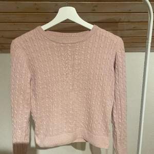 En rosa stickad tröja med lite mönster. Fint skick och inte så använd. Storlek 146/152. 👍😊   (Obs, första bilden bilden är lite suddig på andra bilden ser man mer hur materialet är och hur den ser ut) 